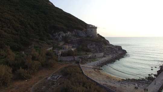 洛基海岸一个古老定居点的无人机镜头