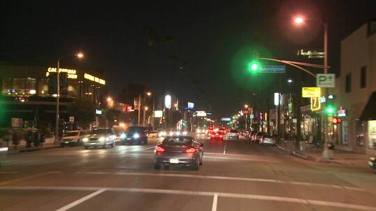 夜间沿街道形式的车辆