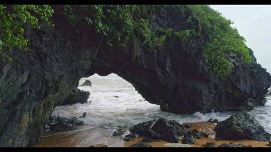 海边沙滩游客乱石海浪石头青苔巨石03