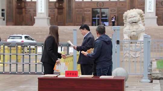 法院前法律咨询活动场景