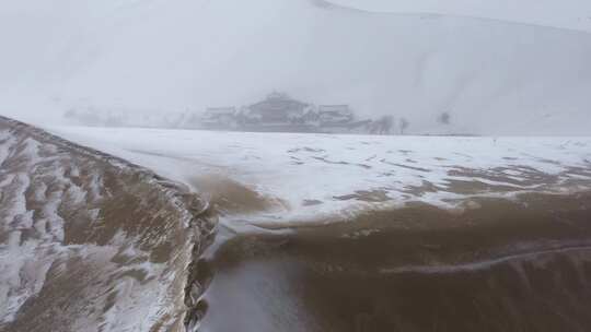 敦煌鸣沙山月牙泉冬天雪景航拍