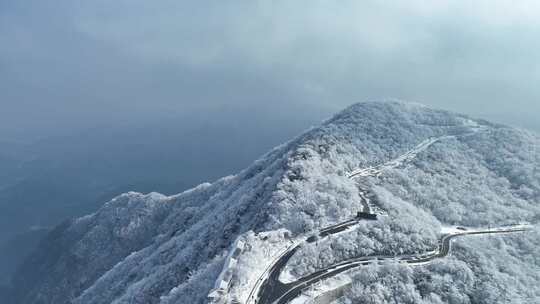 云上草原滑雪场雪景