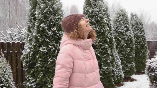 快乐的女人享受落雪