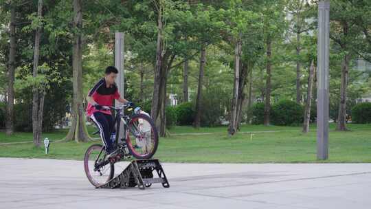骑花样自行车的小孩子视频素材模板下载