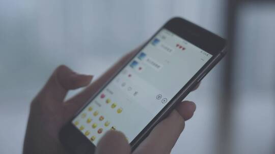 女性网恋被电信诈骗，杀猪盘案例视频素材