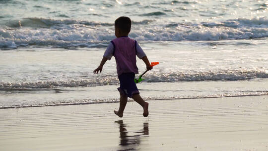海边奔跑的儿童视频素材模板下载