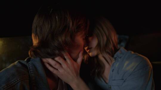 情侣在车里接吻视频素材模板下载