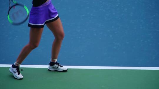 女运动员在网球比赛中击球