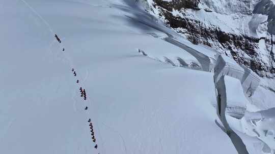 航拍冰川之父慕士塔格峰雪山冰川上的登山队