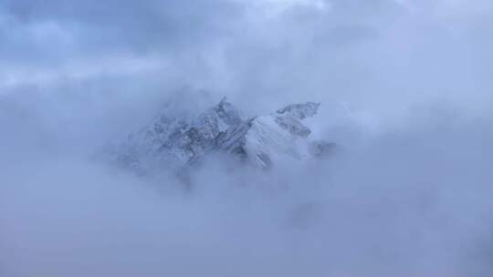 西藏云海雪山