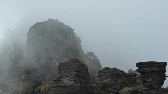 贵州铜仁梵净山景区风景 怪石云雾缭绕