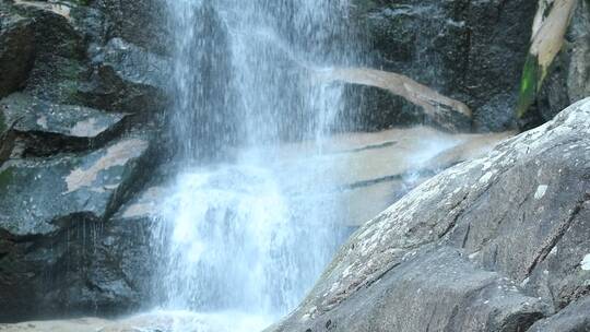 天台山石梁飞瀑瀑布水流