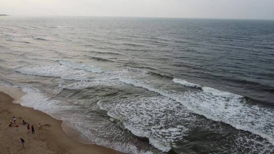 航拍大海拍打沙滩海岸线的唯美风光