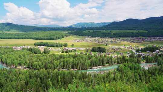 中国新疆北疆阿勒泰禾木村原始村庄夏天风景