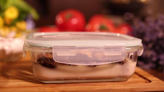 生活窍门如何用饭盒清洗香菇视频素材模板下载