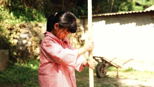 农村小孩舂辣椒