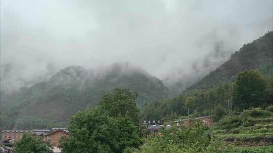 泸沽湖旁云雨巫山延时视频