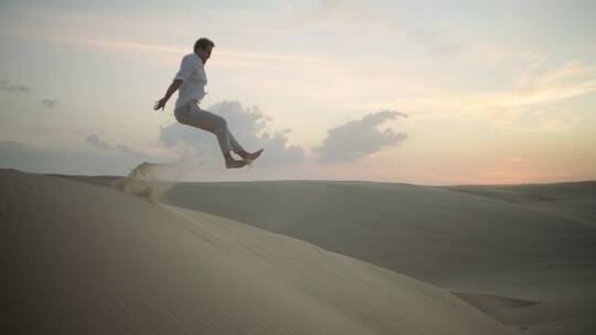 男人在沙漠跳跃