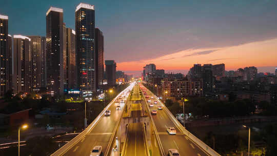 夜晚城市道路车流