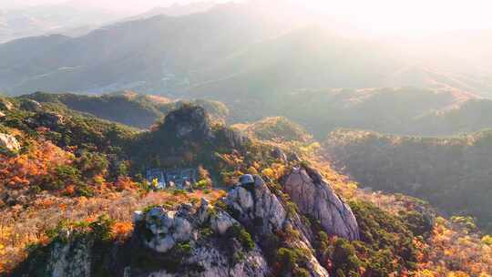 秋季石峰山林景观的鸟瞰图