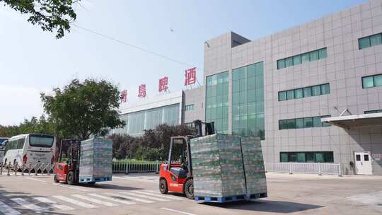 啤酒厂叉车运输啤酒发货