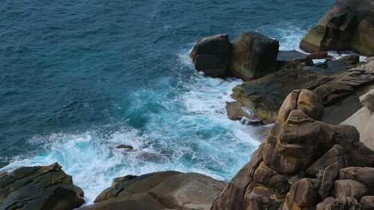 海南蜈支洲岛礁石海浪浪花升格视频