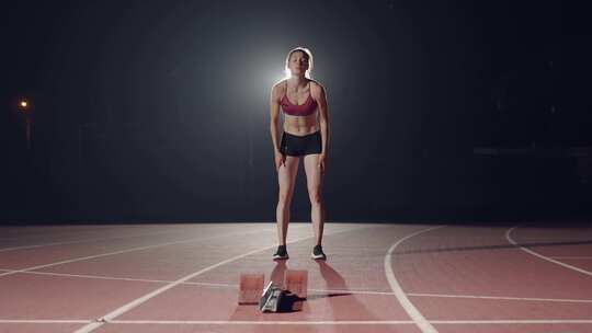 夜晚跑道上的女性运动员