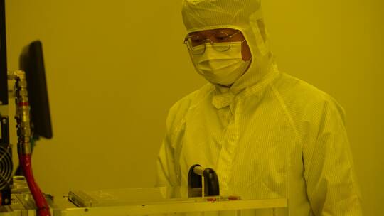 芯片制造实验室技术人员检测实验