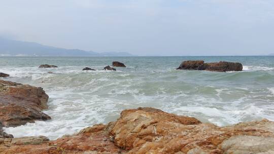 实拍夏天海边海浪岩石浪花冲击