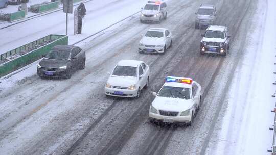 HD升格拍摄 暴雪下的城市交通路况视频素材模板下载