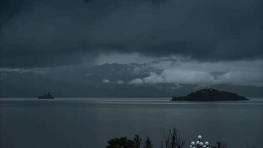 云南高原湖泊泸沽湖阴雨天蛇岛乌云密布延时