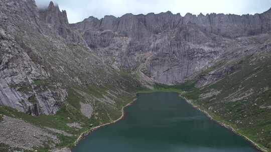 航拍川西旅游莲宝叶则石头山高原湖泊风景