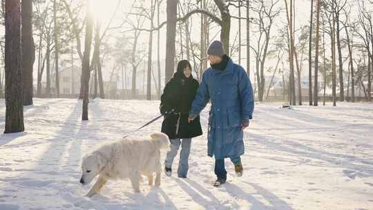 女人，男人，狗，雪