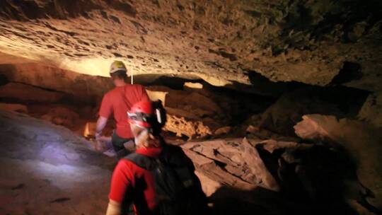 孩子们用头灯探索洞穴