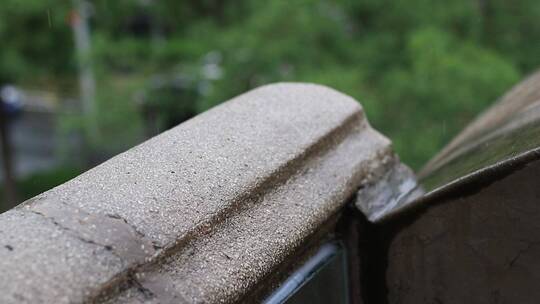 下雨场景，旗袍女孩打伞撑在雨中，雨滴落下