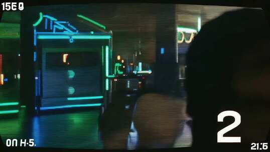 霓虹闪烁的室内场景画面