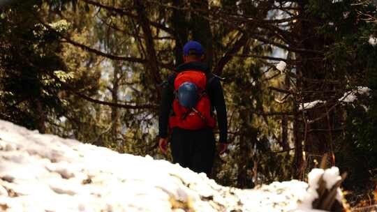 攀登岷山山脉雪宝顶雪山的登山者徒步进山