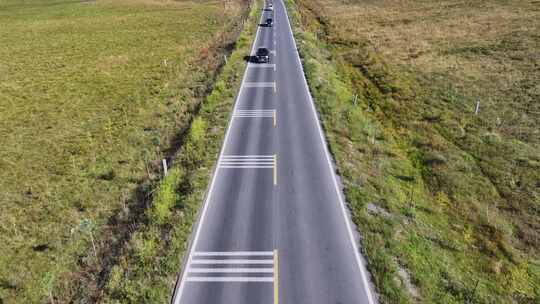 草原公路汽车行驶航拍