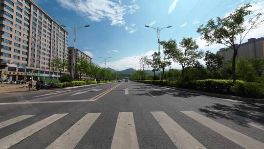 开车视角行驶在公路上  沿途风景