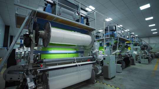 大型纺织工厂运转的织布机设备视频素材模板下载