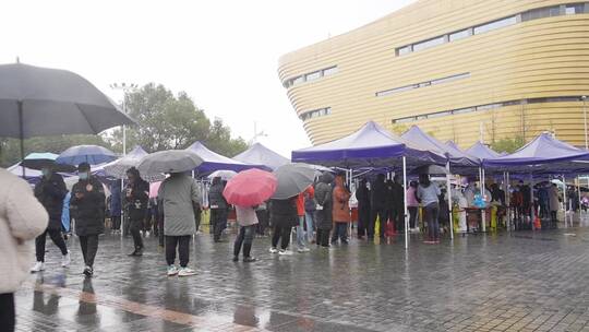 杭州加油滨江区全民冒雨新冠防疫核酸检测