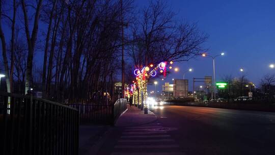 夜晚忙碌城市剪影楼房车流