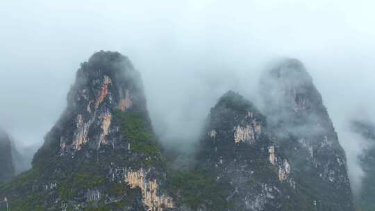 桂林山脉的云海高山峰