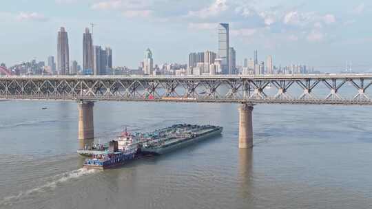 湖北长江运输大型油船经过武汉长江大桥航拍