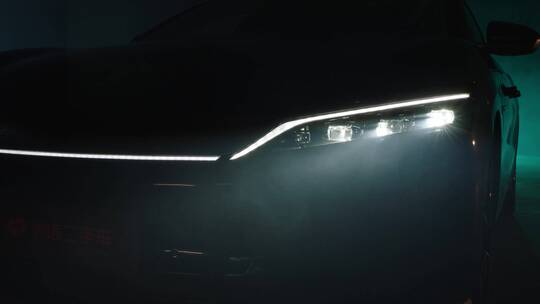 黑暗中汽车大灯亮起冲向镜头视频素材模板下载