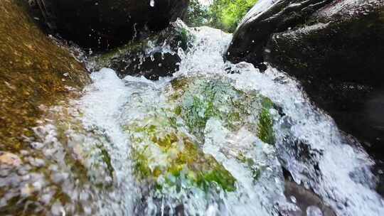 水泉水溪流中的山泉水