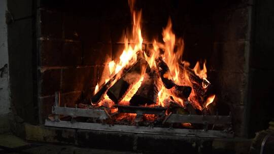 壁炉中的火取暖烧火做饭柴火农村乡村生活