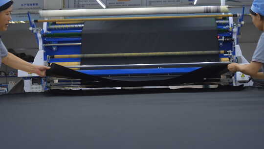 制衣厂车间工作画面 裁剪车间