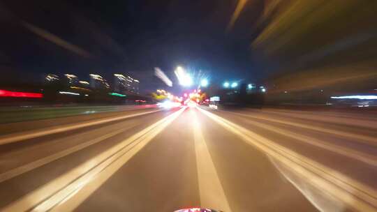 晚上汽车行驶在高速公路延时摄影