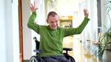 大学里身体残疾的轮椅快乐人高清在线视频素材下载